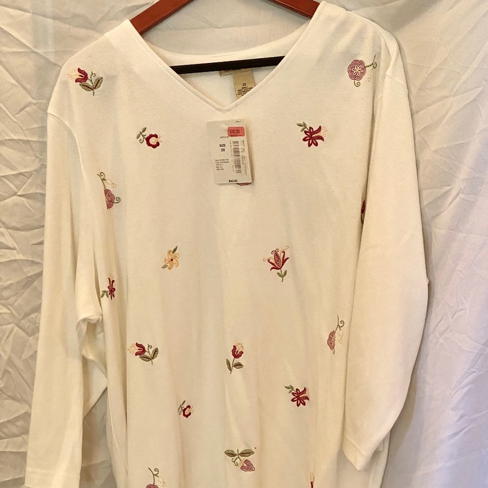 Cream 2X Cotton Knit Top with Embroidered Floral Decoration